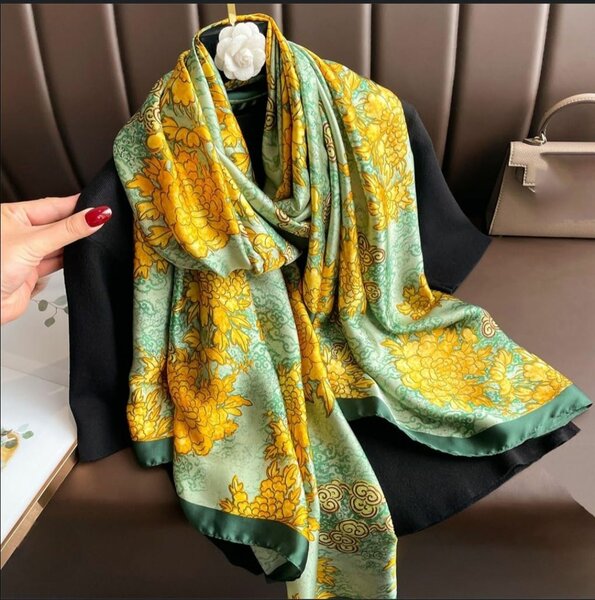 Écharpe en soie fleurie élégante