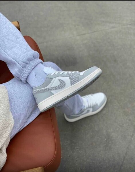 Jordan 1 low (ash and white )