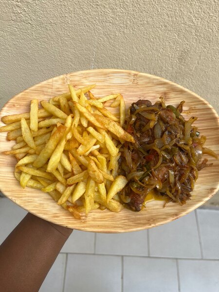 Plat de Frites et Poulet Sauté