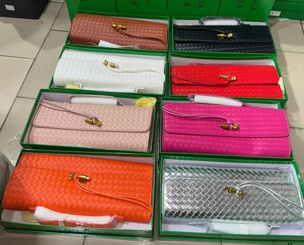 Pochette tressée élégante