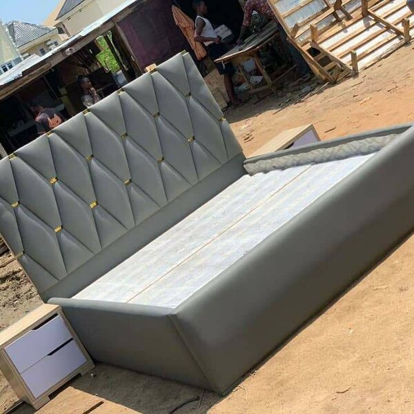 Lit capitonné gris avec tête de lit