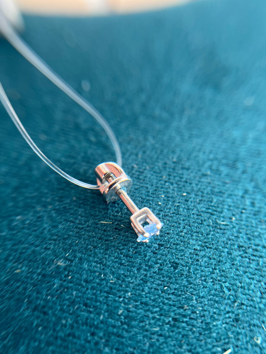 Bouche piercing bleu zircon