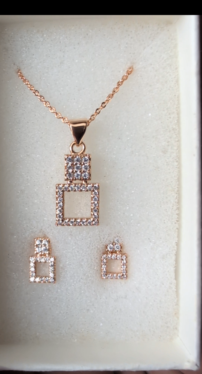 Collier et Boucles d'Oreilles Élégants