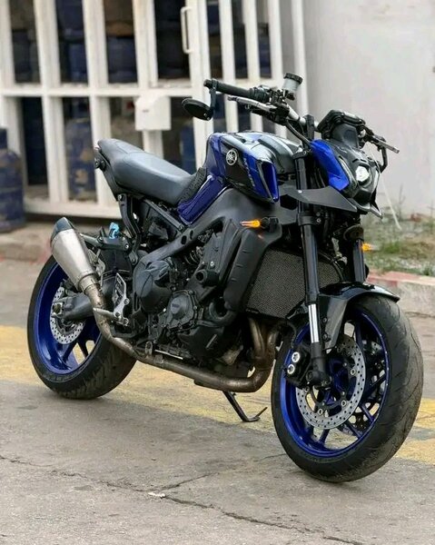 Moto sportive puissante bleue