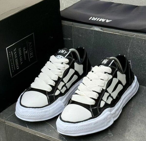 Baskets élégantes noires et blanches