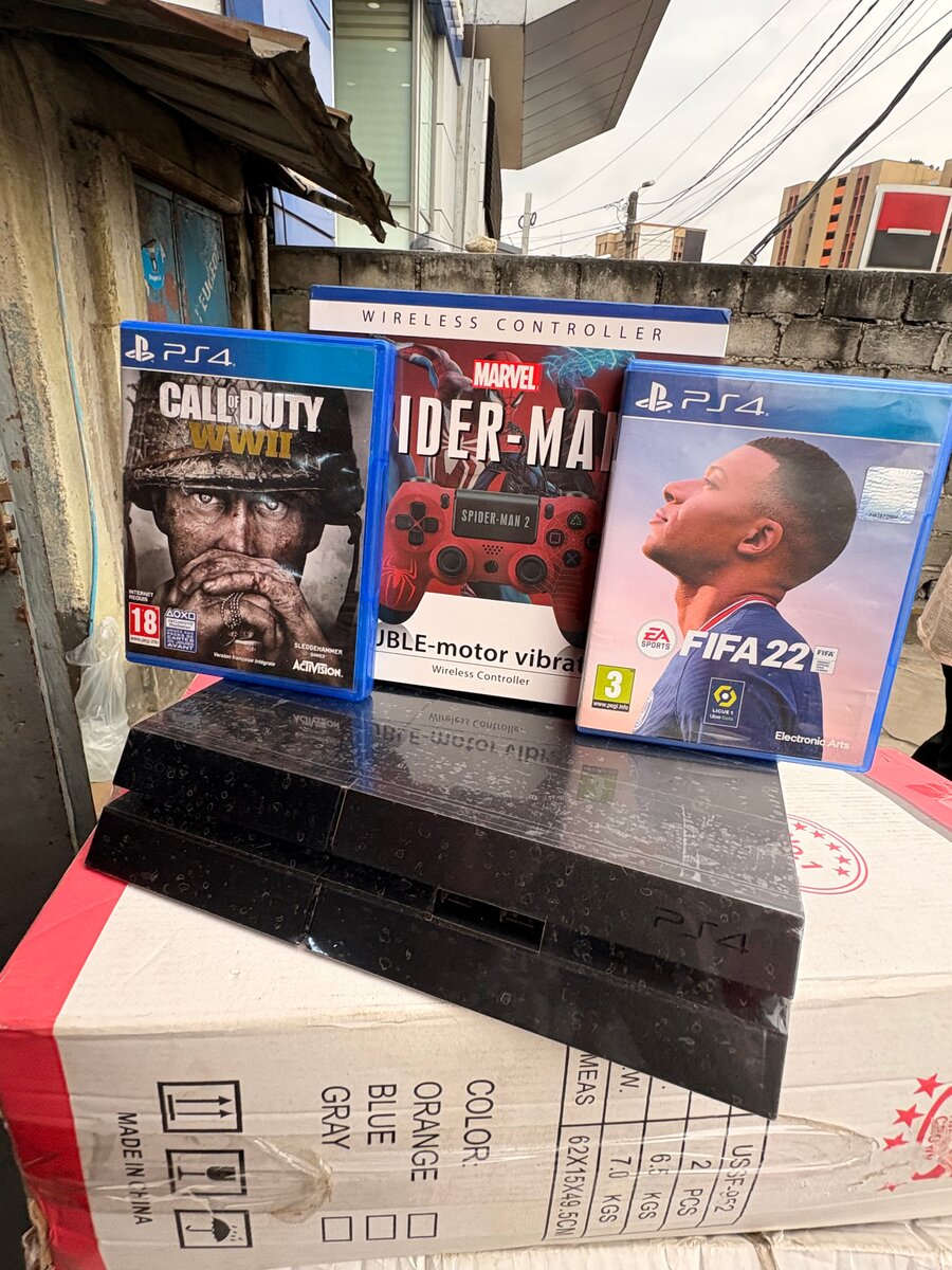 PS4 avec Jeux et Manette