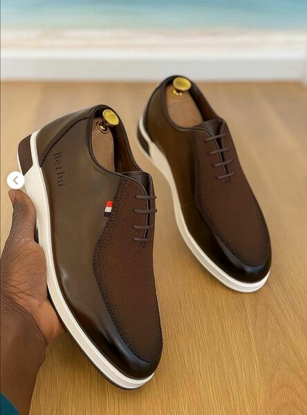 Chaussures en cuir marron élégantes