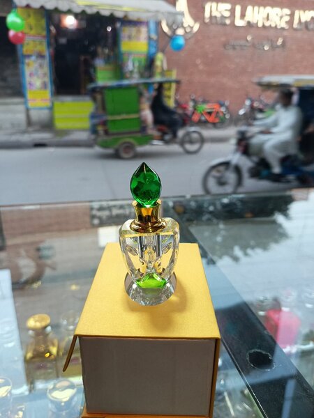 White oud  (with good packing 3 ml )