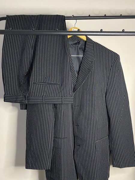 Costume à rayures élégantes