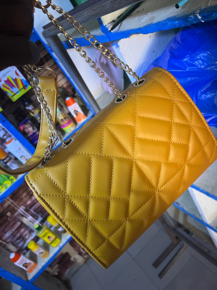 Sac à main matelassé jaune