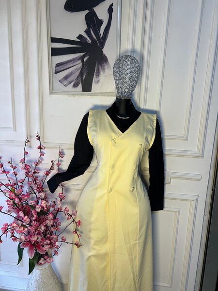 Robe Élégante Jaune Boutonnée