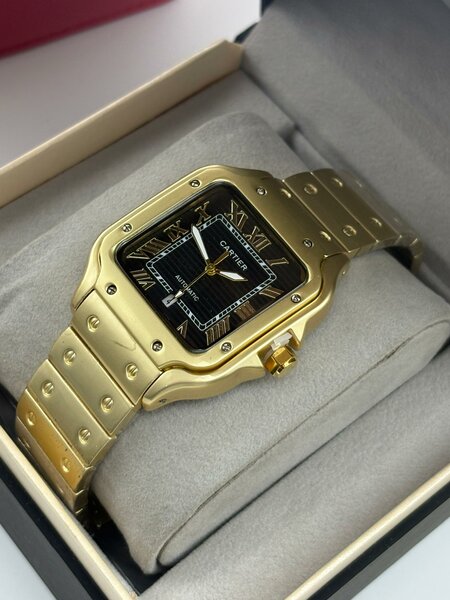 Montre dorée élégante