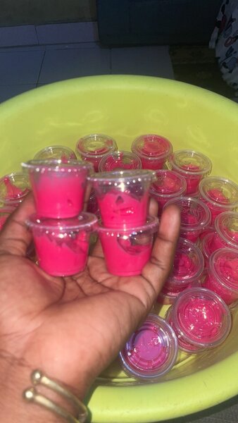 Peinture acrylique rose vif