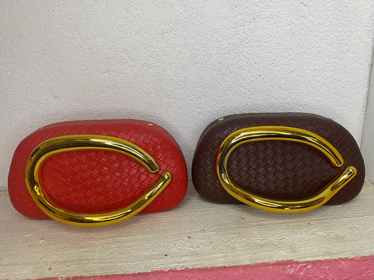 Pochette élégante en cuir tressé