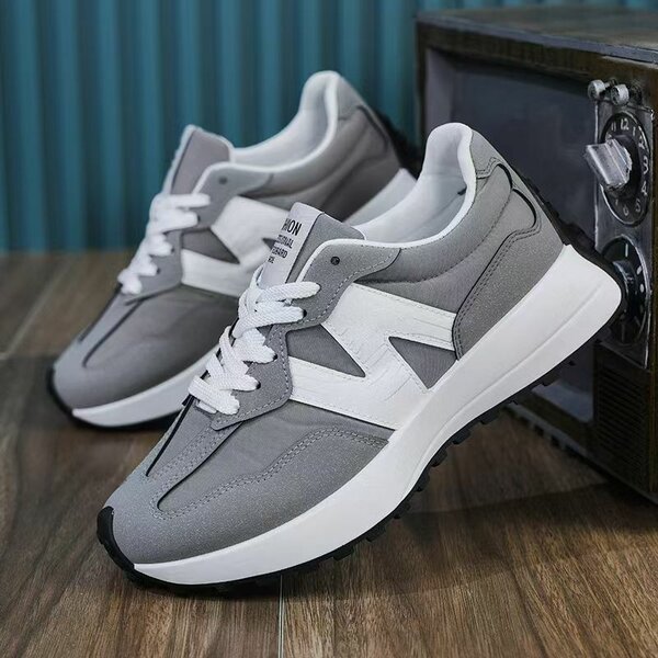 Baskets élégantes grises