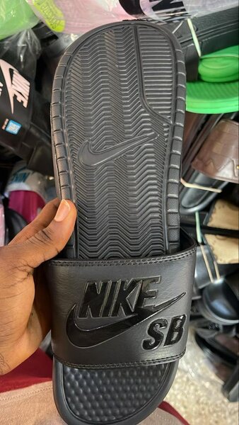 NIKE/NIKE SB SLIDES