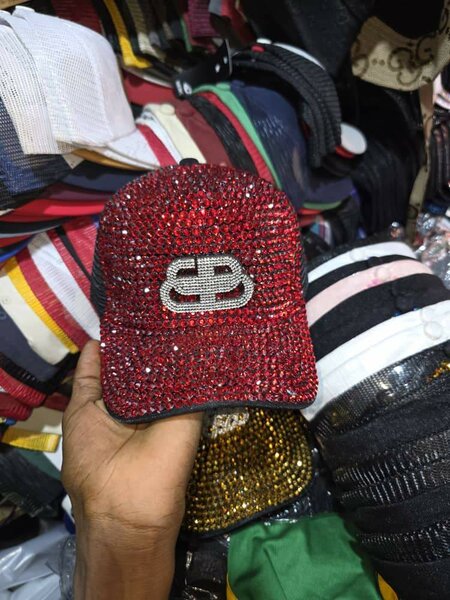 Casquette strass rouge chic