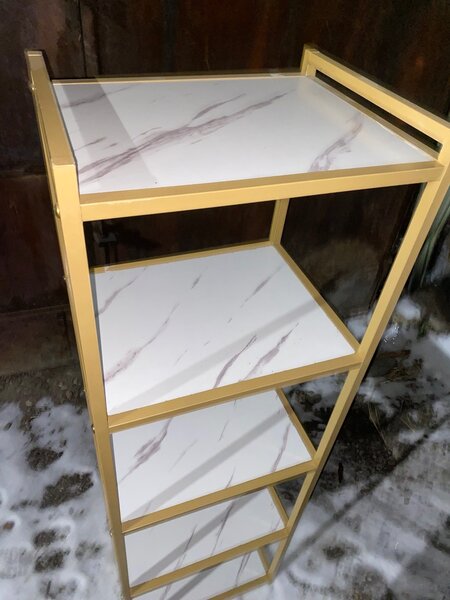 стеллаж для вещей в магазине