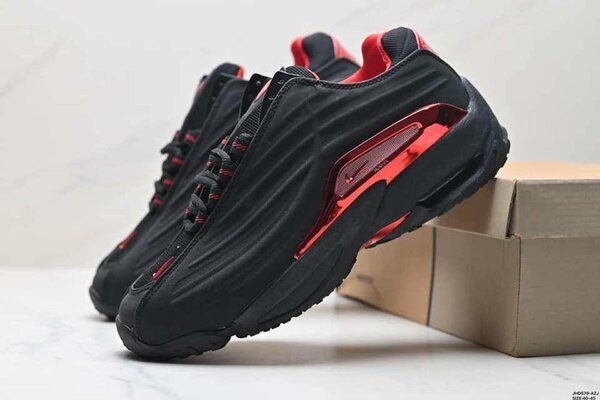 Sneakers noirs et rouges