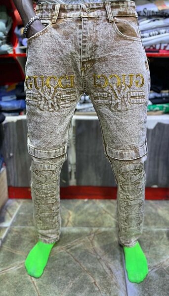 Jeans déchirés tendance homme