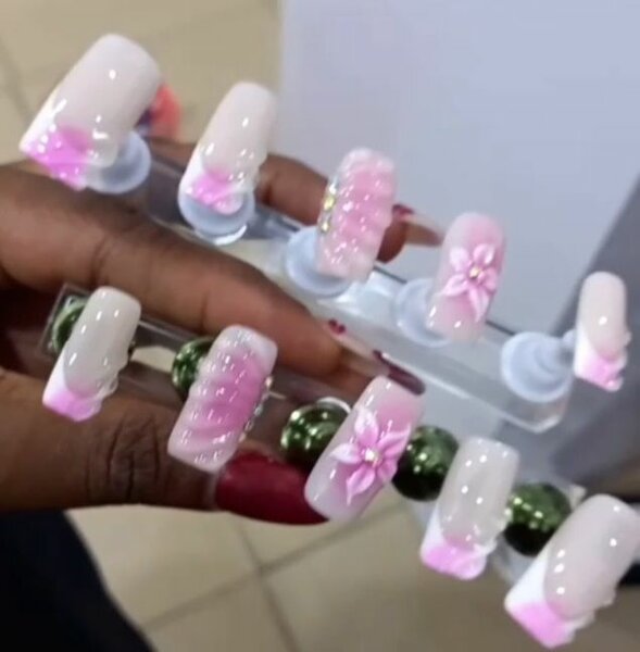 Ongles en acrylique décorés