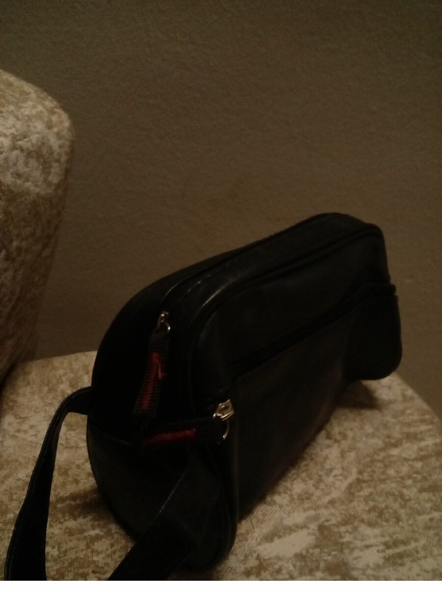 Sacoche en cuir noir élégante