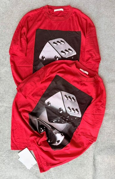 T-shirt graphique dé assorti