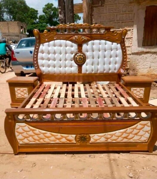 Lit double luxueux en bois