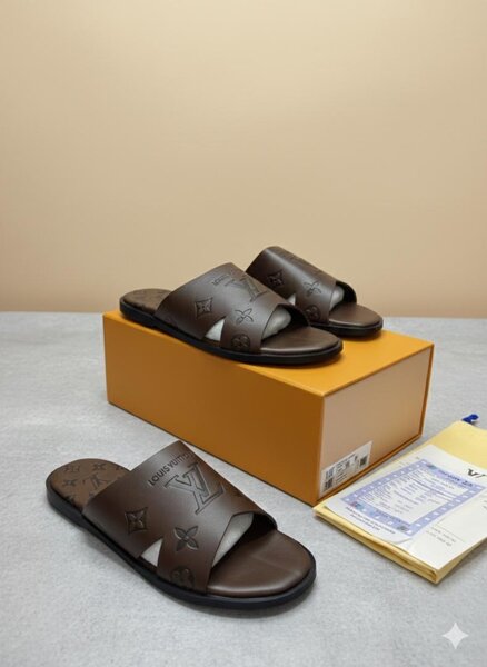 Mules Louis Vuitton en cuir marron