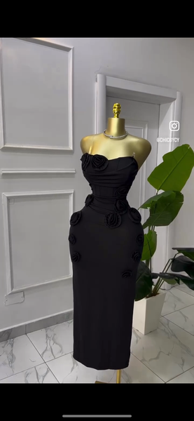 Élégante robe noire fleurie