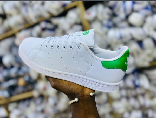 Baskets blanches élégantes unisexes