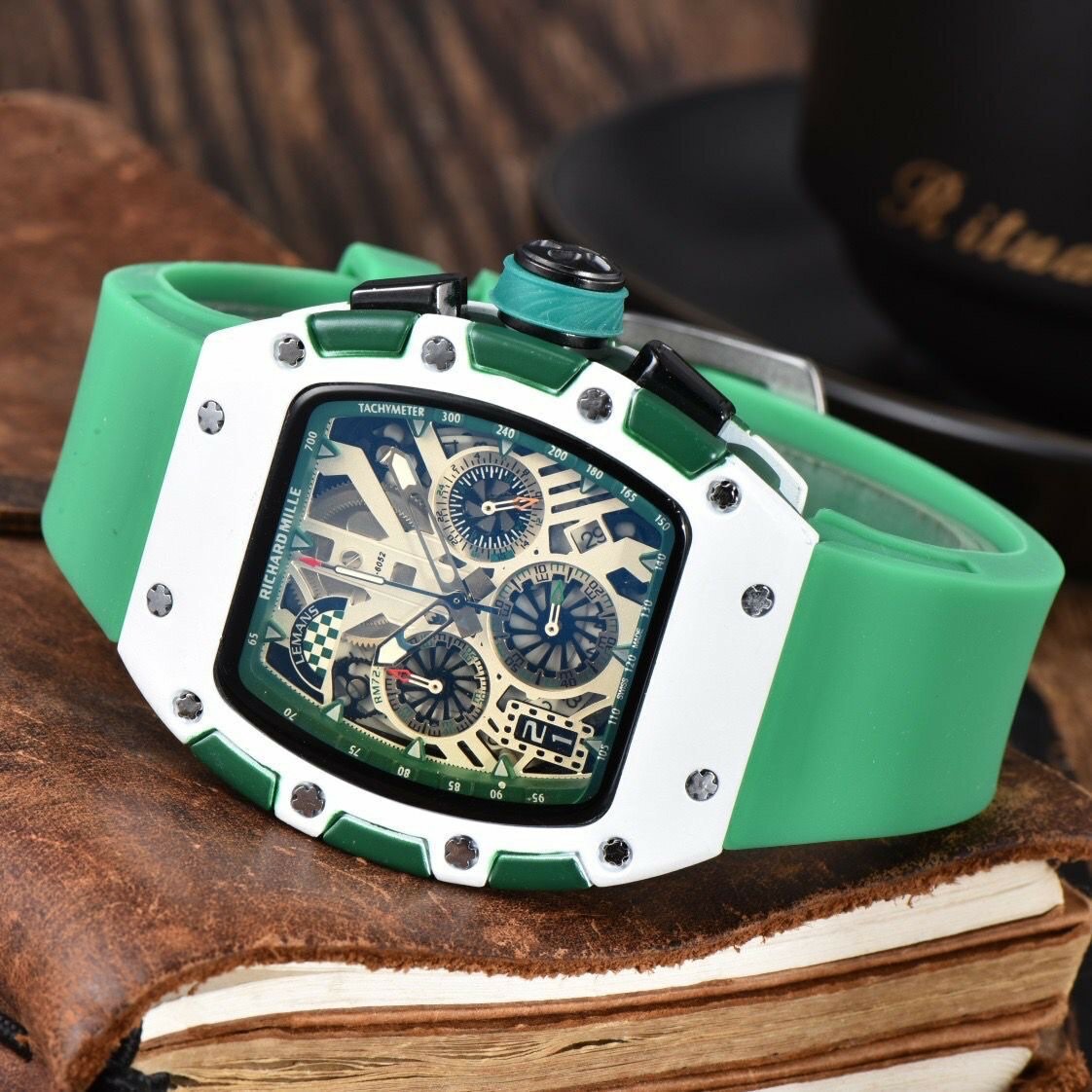 Montre de luxe sportive colorée