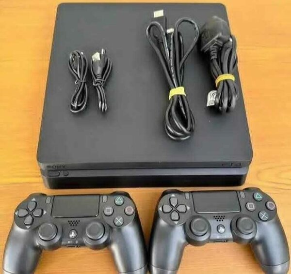Console de jeu avec manettes