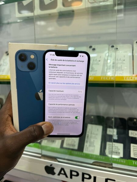 iPhone 13 128go quasi neuf avec son carton