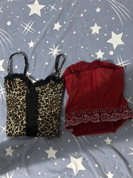 Corset noir et rouge