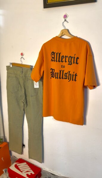 T-shirt orange 'Allergic to Bullshit'
