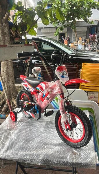 Vélo Enfant Rouge avec Roues