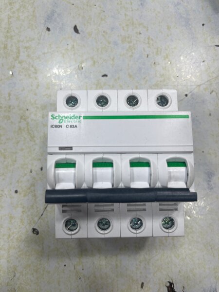 Disjoncteur Schneider 63A