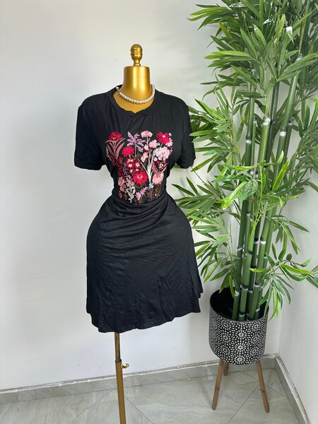 Robe noire à fleurs brodées