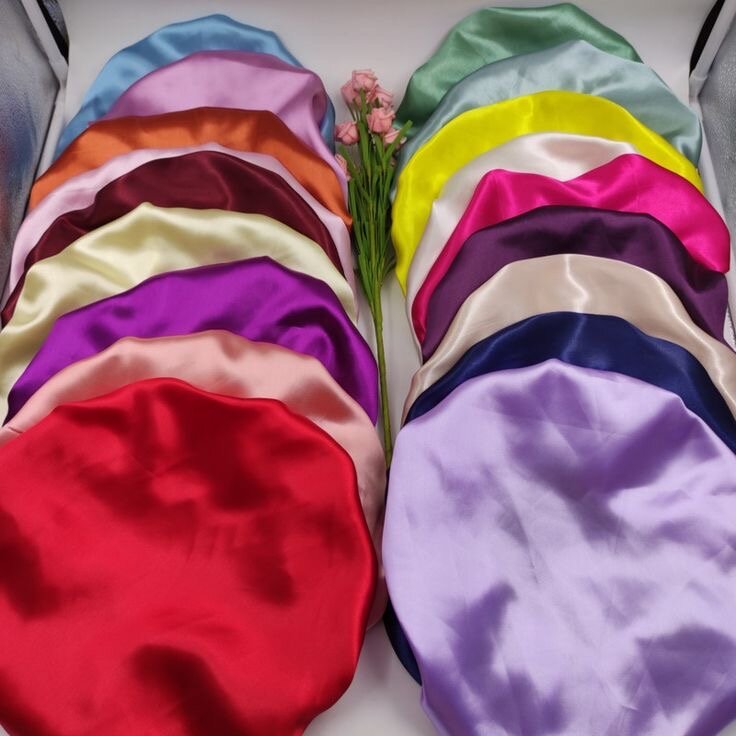 Bonnets en satin colorés