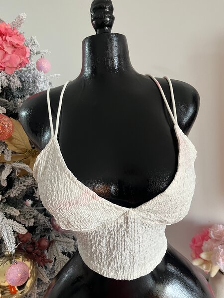 Top court blanc à bretelles croisées