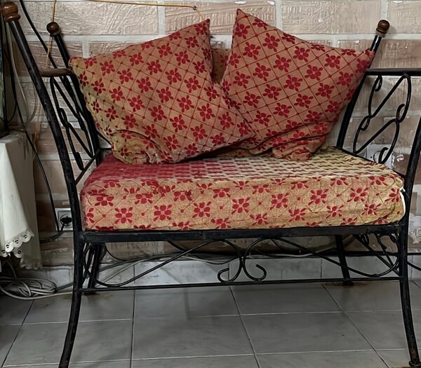 Banc en fer forgé avec coussins