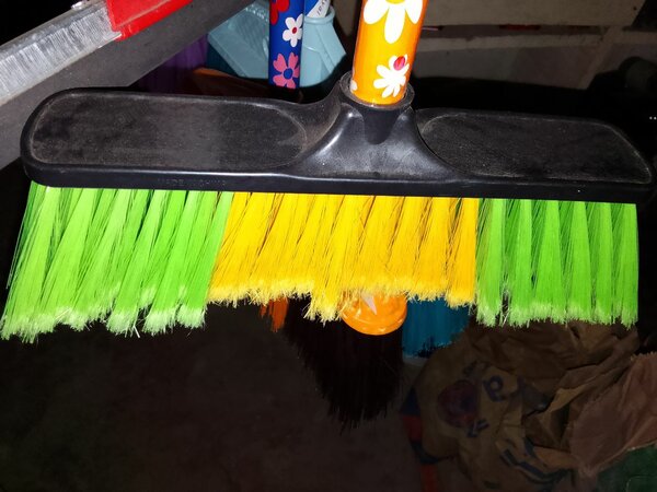 Balai à manche coloré