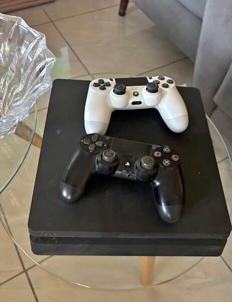 Console Sony PS4 avec Manettes
