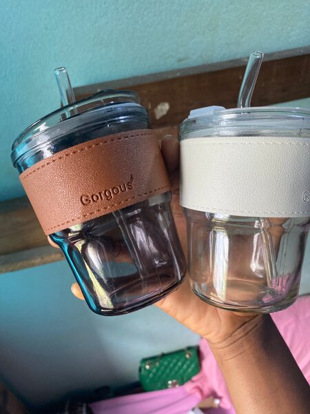 Bocaux en verre colorés avec paille