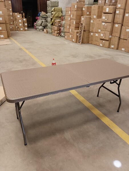Folding table