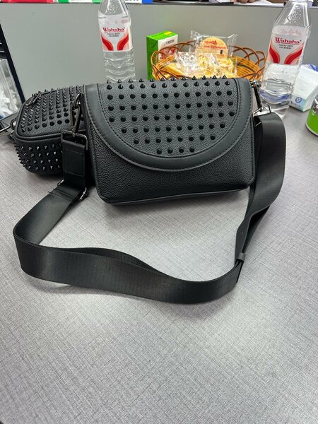 Sac bandoulière clouté noir élégant