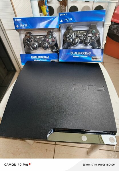 Console PS3 avec 2 manettes