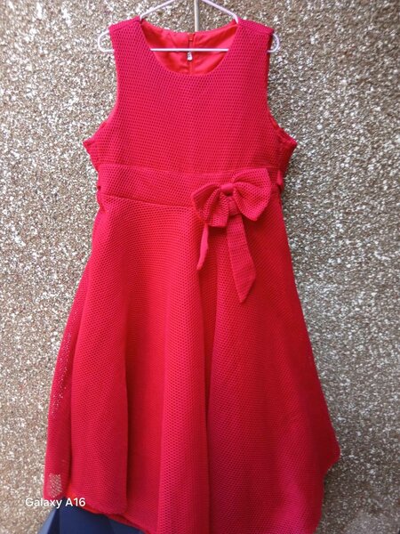 Robe rouge élégante fille