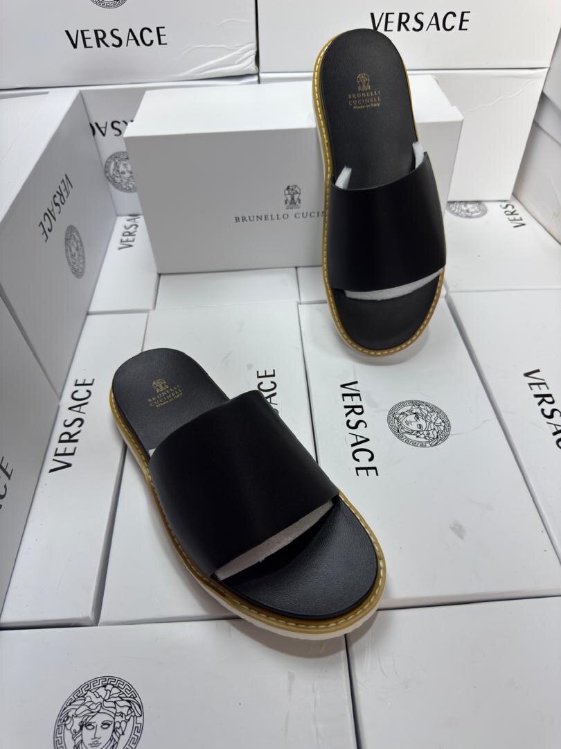 Claquettes en cuir noir élégantes